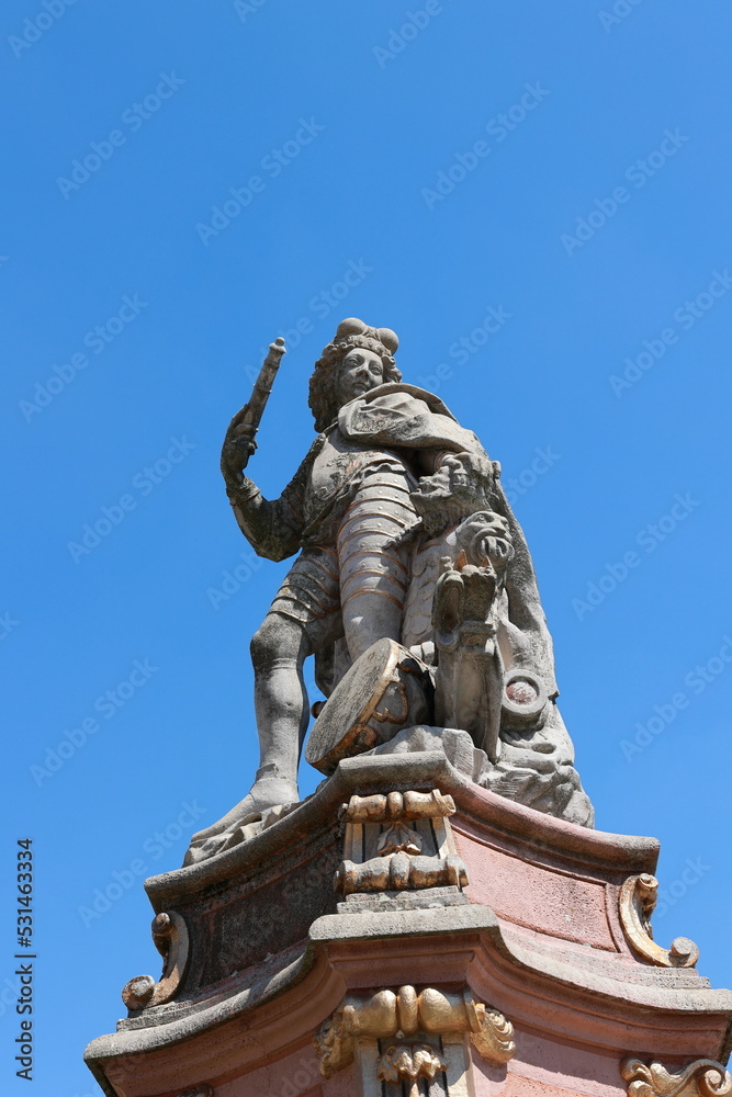 Statue auf dem Marktplatzbrunnen in der Stadt Ludwigsburg