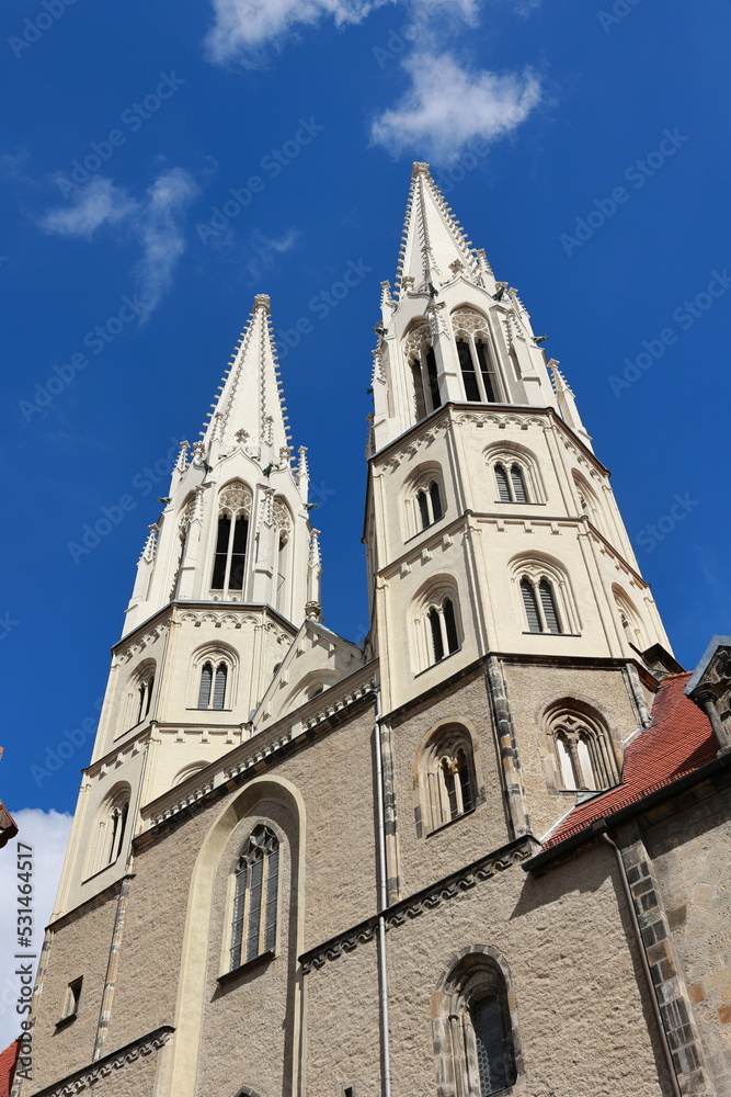 Die Zwillingstürme der Peterskirche in Görlitz ragen dem Himmel entgegen