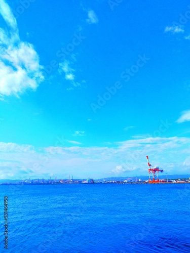 良く晴れた青空と白い雲と海が美しい、夏休みの和歌山港の風景（コピースペースあり）