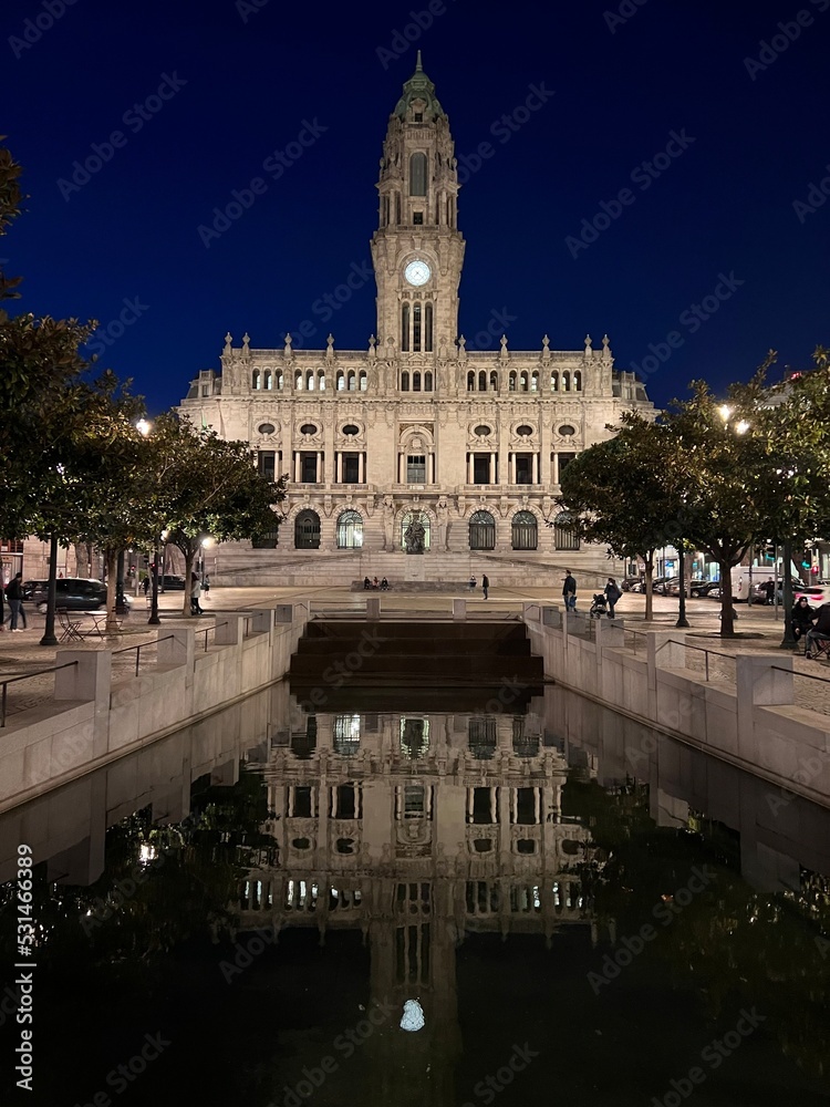 Obraz premium Hôtel de ville de Porto de nuit, Portugal
