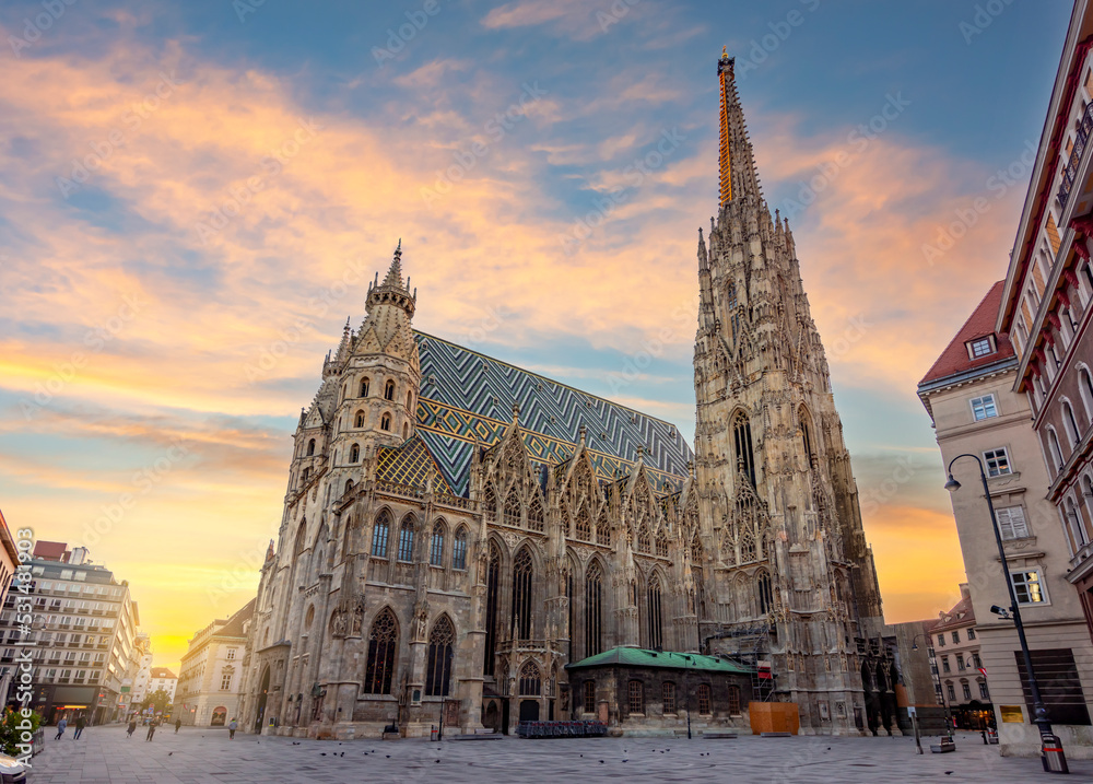 Obraz na płótnie St. Stephen's cathedral on Stephansplatz square at sunrise, Vienna, Austria w salonie