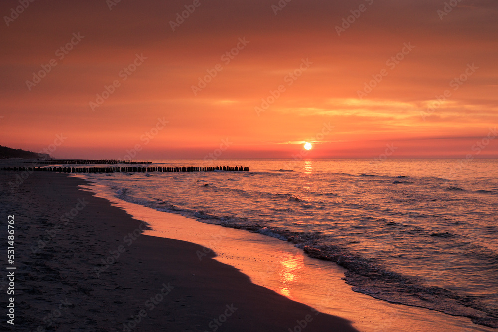 Rogowo bei Kolberg, Kołobrzeg, Sonnenuntergang am Strand, Ostsee, Woiwodschaft Westpommern, Polen 