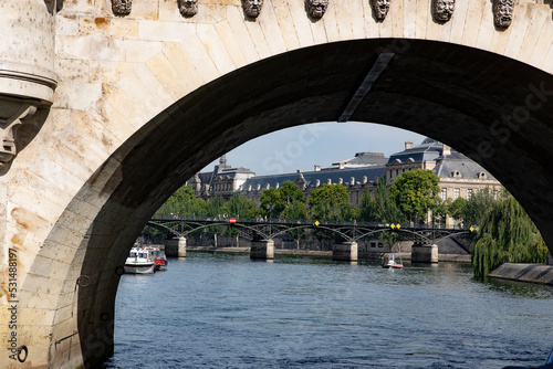 Slika na platnu Découverte de Paris, croisière sur la Seine, passage sous le pont Neuf