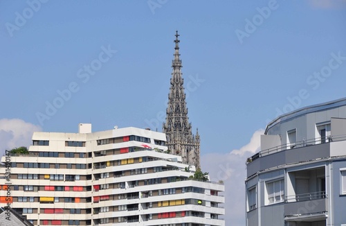 Ulmer Münster mit Hochäusern im Vordergrund bei Sommerwetter photo