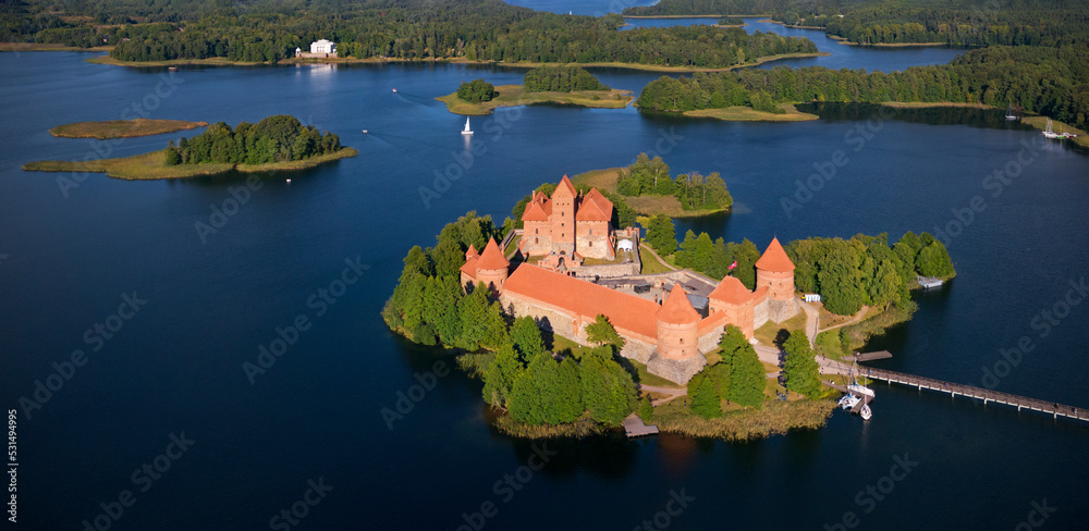 Troki, Litwa panorama zamku Jezioro Galwe, wyspy, zamek w Trokach - obrazy, fototapety, plakaty 