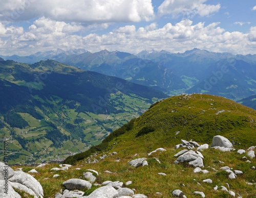 bella vista panoramica delle montagne estive con rocce e vallate verdi
