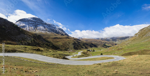 Fotografia Alpine road on the Julierpass in Switzerland