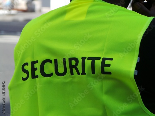Un agent de sécurité en chasuble jaune