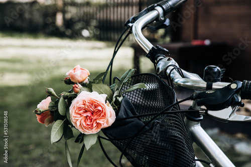 Kwiaty polne w koszyku rowerowym na dzień nauczyciela, na imieniny cioci, na dzień mamy, dla mamy, dla cioci, dla babci, róże ogrodowe - skromny bukiet photo
