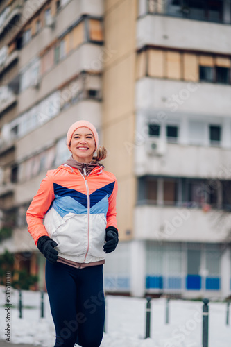 Woman running in the city on a cold winter day. © Zamrznuti tonovi