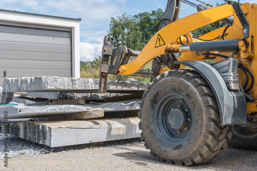 Frontlader und Naturstein Granit-Transport Frontlader und Naturstein Granit-Transport