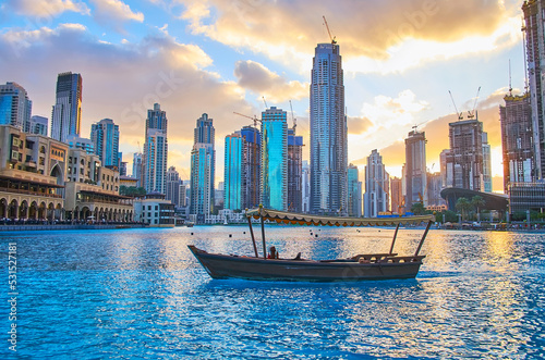 Fotografia The tourist boat on Burj Khalifa Lake, Dubai, UAE