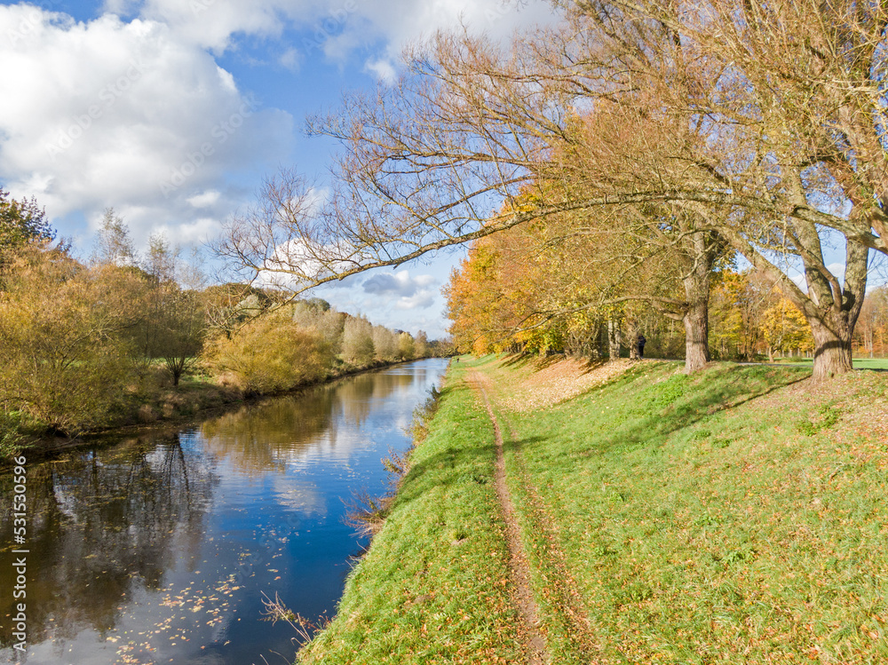 Φωτογραφία Flusslandschaft zwischen Allee, Naturaufnahme, Werre Herford, Bäume und Wiesen