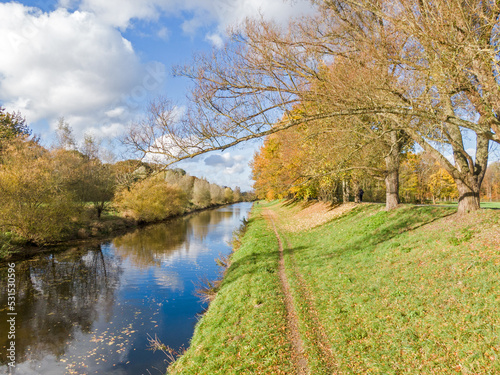 Flusslandschaft zwischen Allee, Naturaufnahme, Werre Herford, Bäume und Wiesen photo