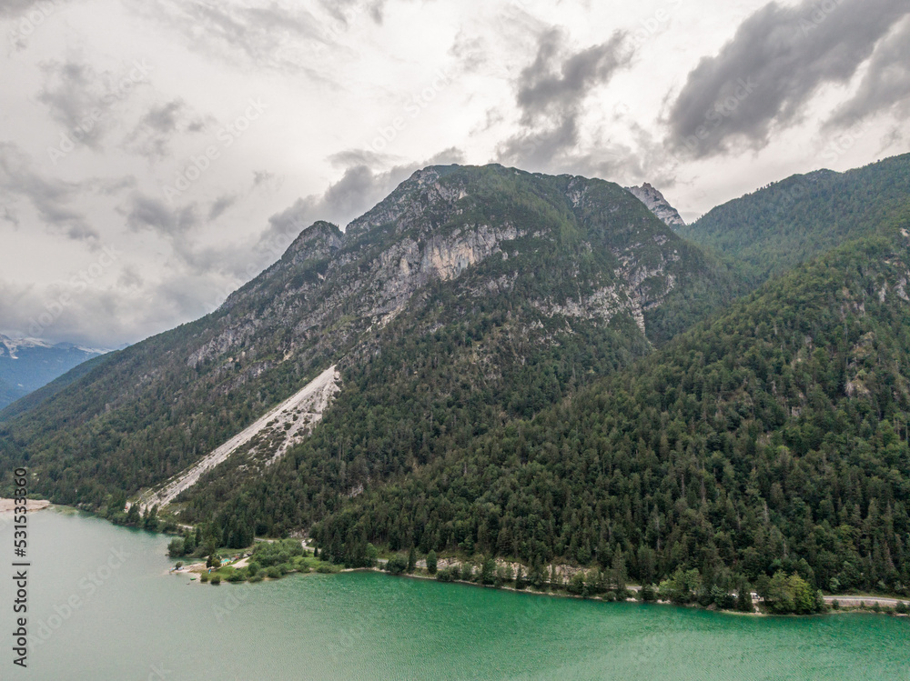 Luftaufnahme Berg und Seelandschaft in Italien: Lago del Predil / Raibler See Tarvis, Udine Panorama