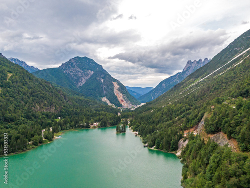Fototapeta Naklejka Na Ścianę i Meble -  Luftaufnahme Berg und Seelandschaft in Italien: Lago del Predil / Raibler See Tarvis, Udine Panorama