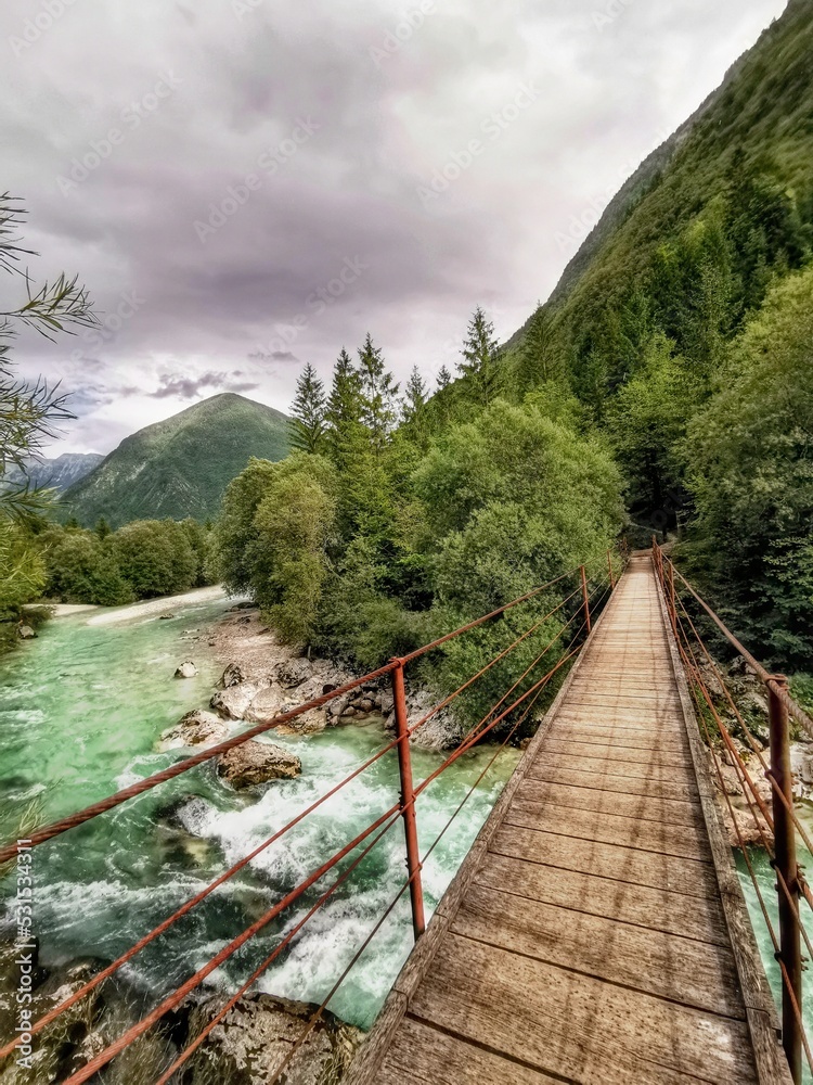 Hängebrücke in den Bergen: Landschaft Slowenien Soca Valley (Julische Alpen)
