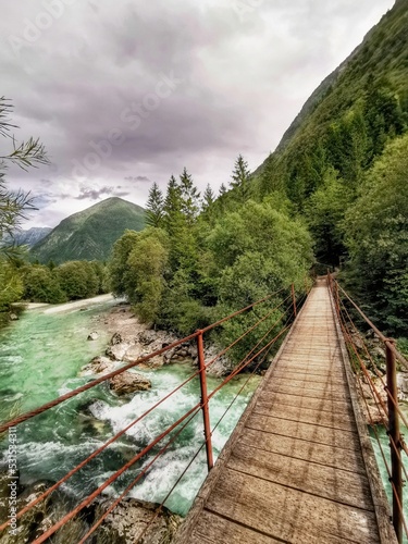 Hängebrücke in den Bergen: Landschaft Slowenien Soca Valley (Julische Alpen)