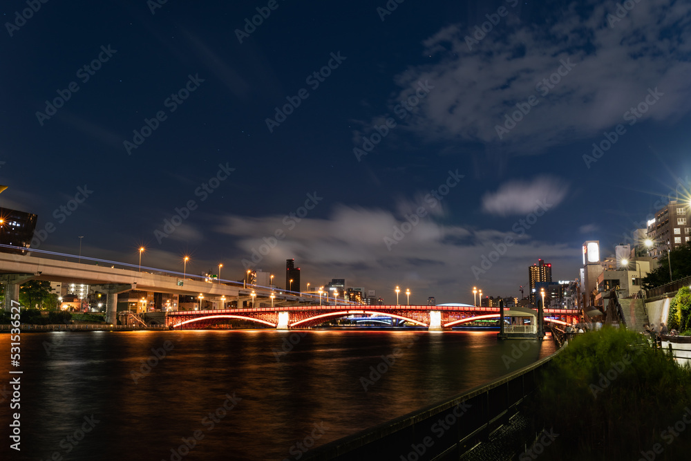 ライトアップされた隅田川吾妻橋と都市風景
