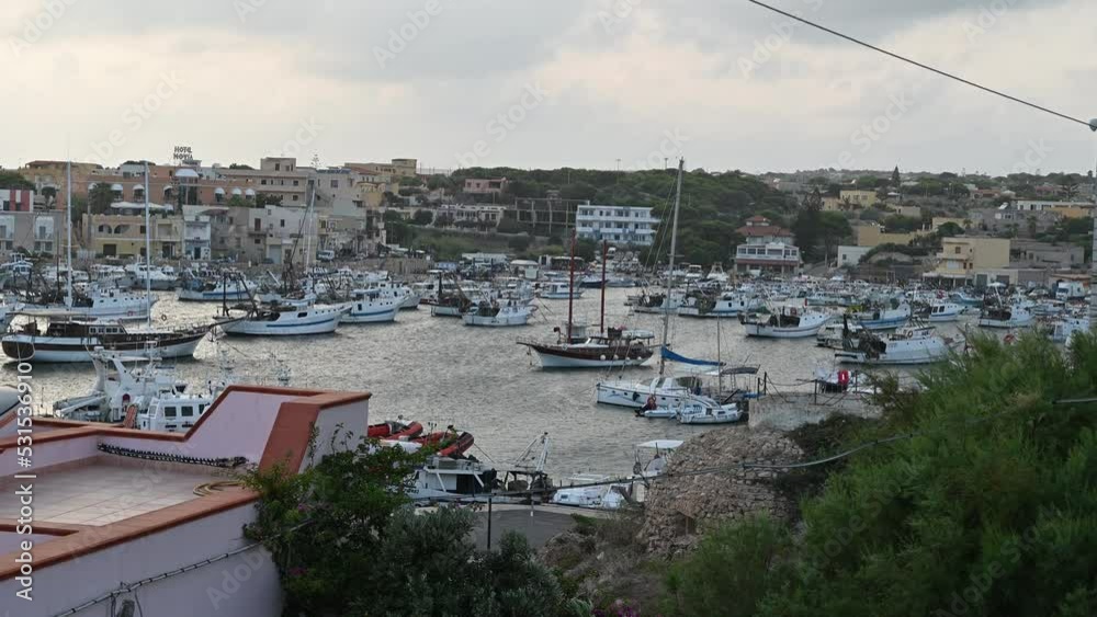 imbarcazioni ormeggiate nel porto di lampedusa imbarcazioni ormeggiate nel porto di lampedusa