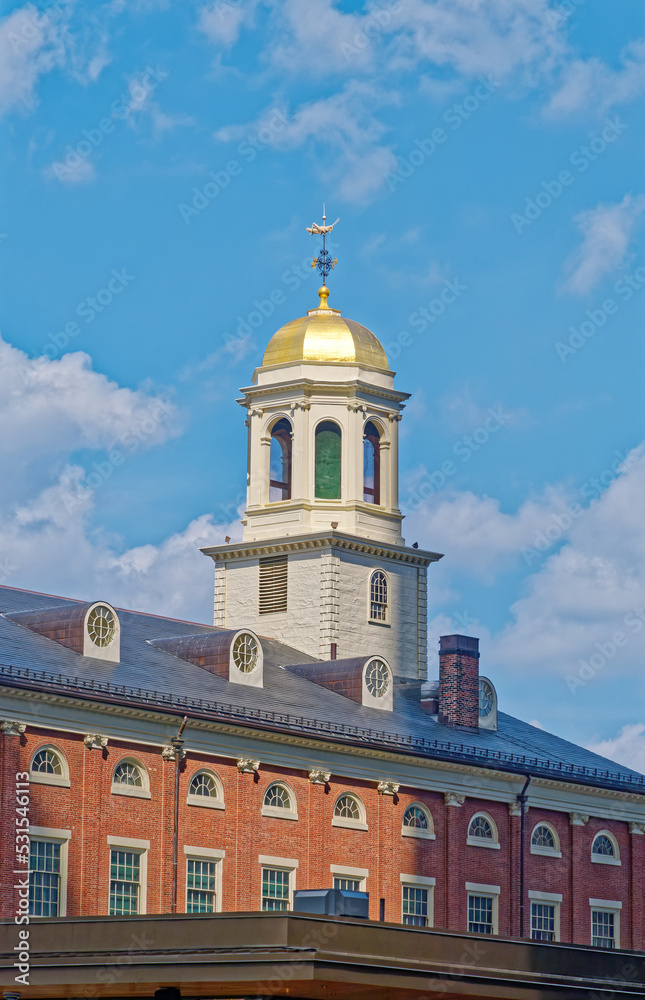 Obraz premium Gold Cupola on Faneuil Hall
