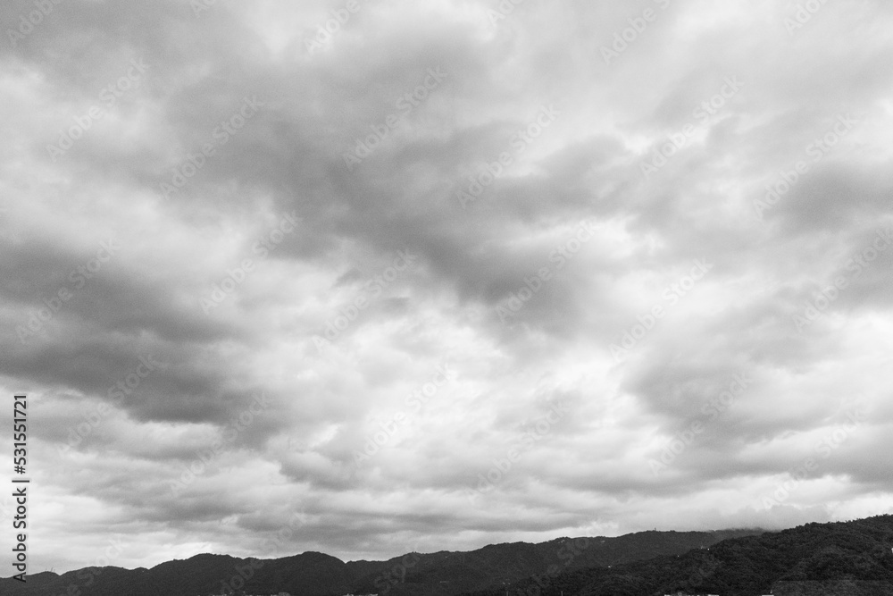 Fototapeta premium 厚い雲が湧き上がり六甲山の稜線から浮かぶ。台風が近づいている