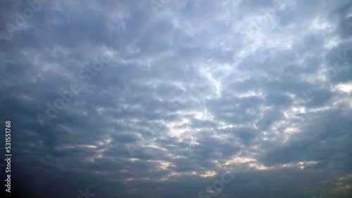 雲の切れ間から覗く朝焼けの光