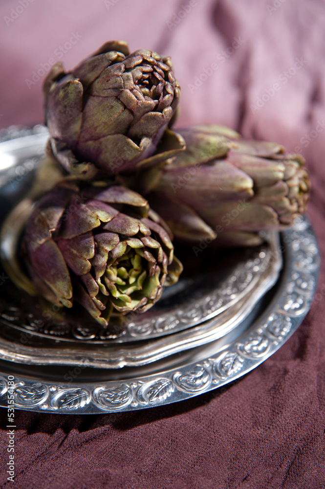 Obraz premium Artichockes on Plates