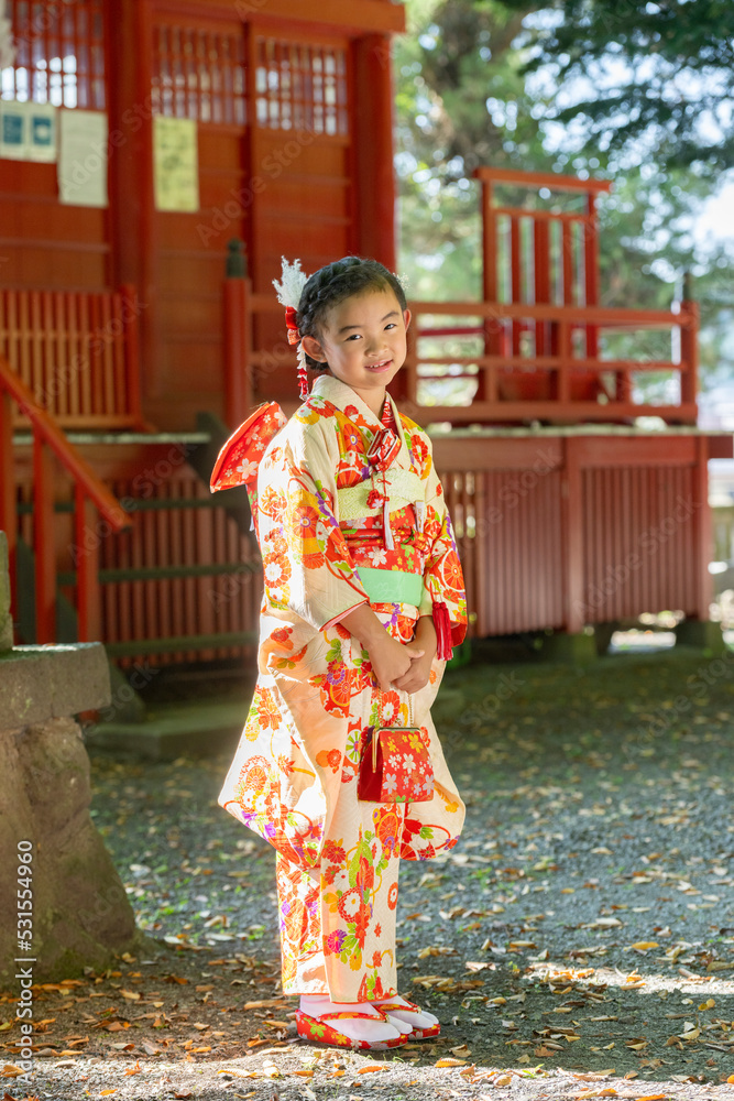 七五三のお参りに来た、着物を着た女の子
