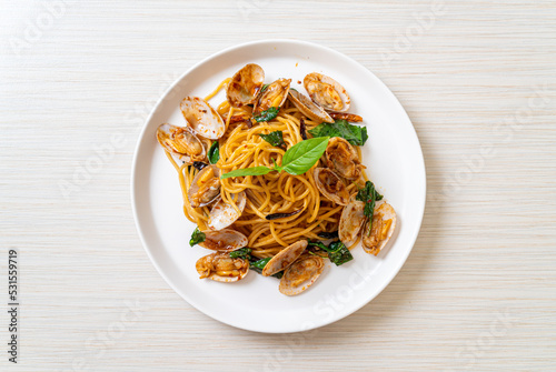 Stir Fried Spaghetti with Clams and Garlic and Chilli