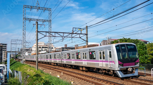 走る通勤電車