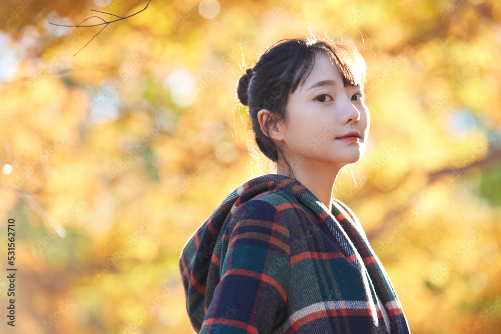 紅葉と若い女性のポートレート 紅葉と若い女性のポートレート