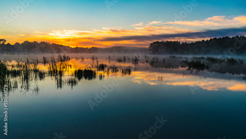 Wschód słońca nad jeziorem © Krzysztof Rostkowski