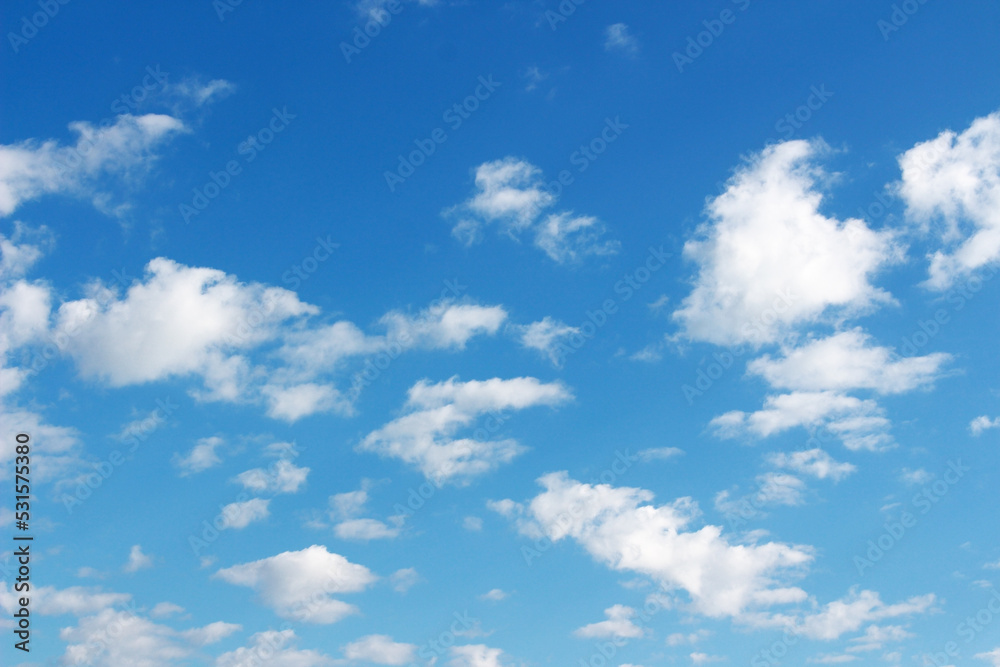 Obraz premium Blank sky surface with small clouds