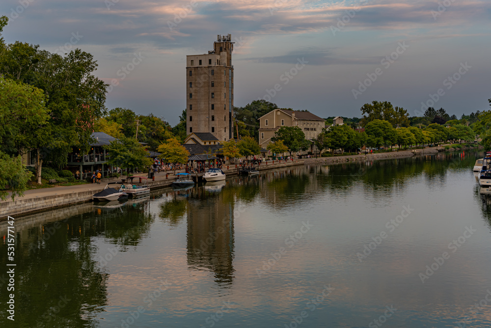 Obraz premium Early evening photo of Schoen Place and the Erie Canal in the Village of Pittsford, New York. 