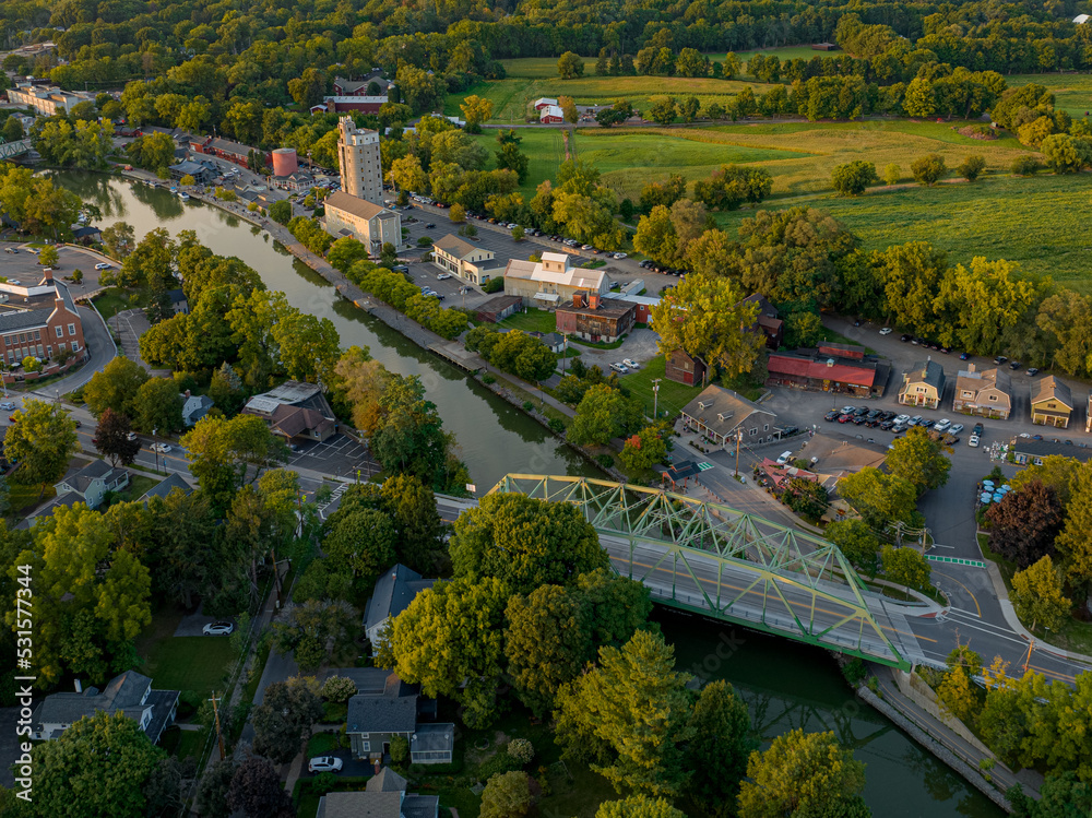 Obraz premium Early evening aerial photo of Schoen Place and the Erie Canal in the Village of Pittsford, New York.