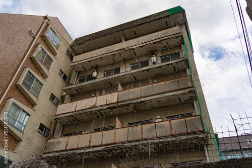 老朽化して無人となった廃マンション