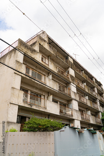 老朽化して無人となった廃マンション