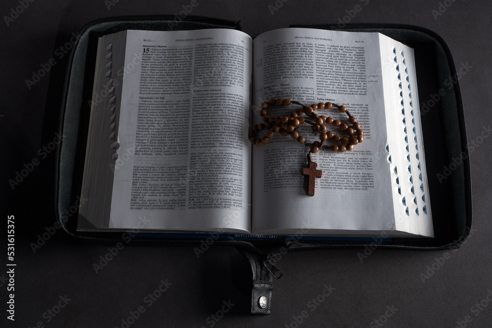Obraz premium Różaniec i Biblia