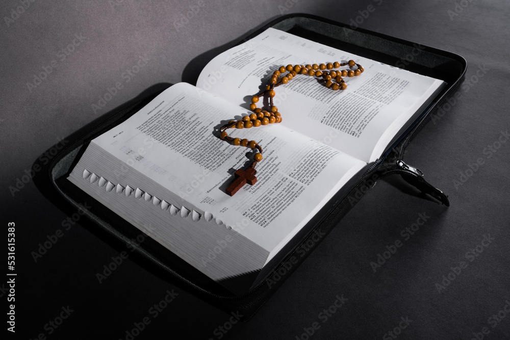 Obraz premium Różaniec na Biblii