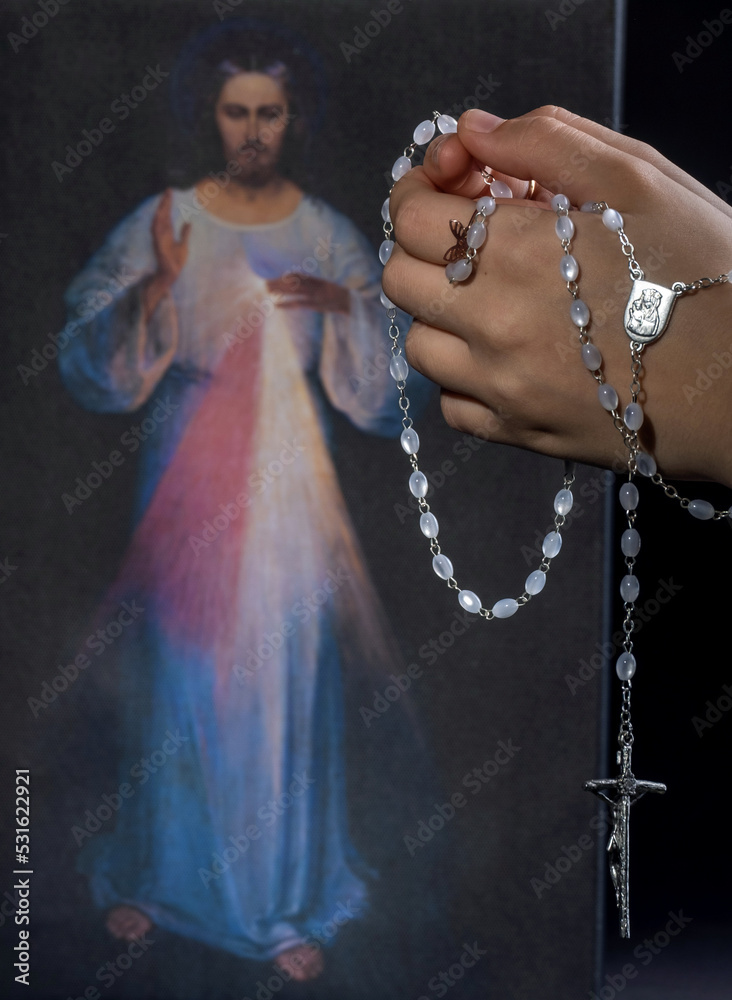 Modlitwa różańcowa przed Jezusem - obrazy, fototapety, plakaty 