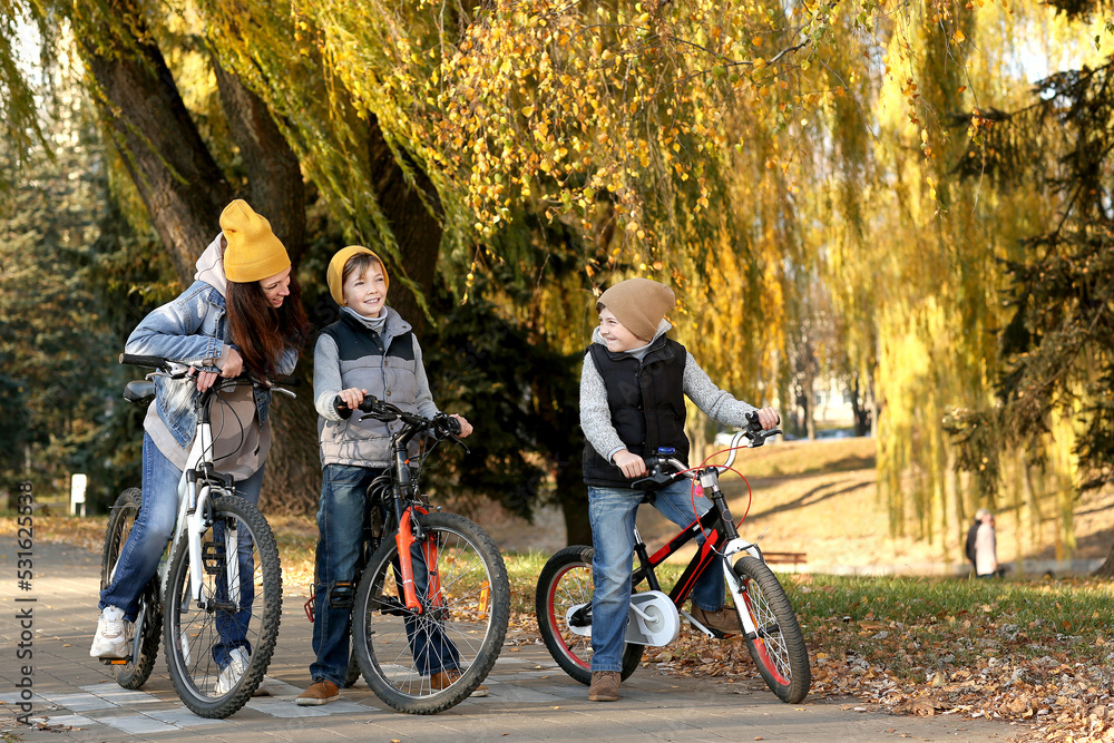 Obraz premium parent and child riding bicycles in park