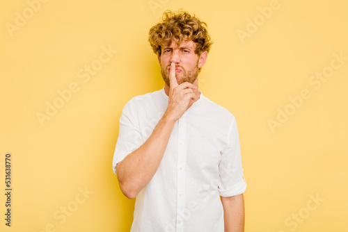 Canvastavla Young caucasian man isolated on yellow background thinking and looking up, being reflective, contemplating, having a fantasy