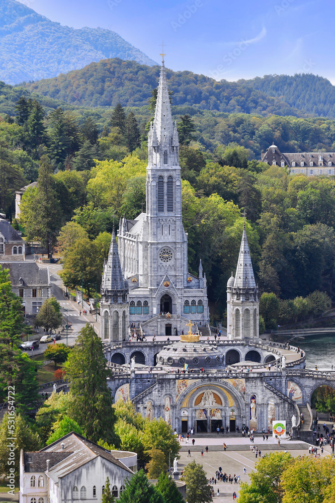 Basilique de Lourdes et grotte en Hautes-Pyrénées France