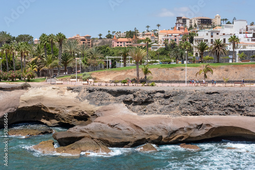 Canvas Print Long promenade facing inland towards the parks and gardens, shopping malls and t