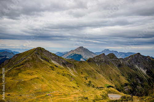 Vue sur les montagnes de Val d'Illiez en Suisse en été