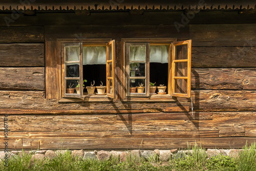 Stary drewniany domek na wsi