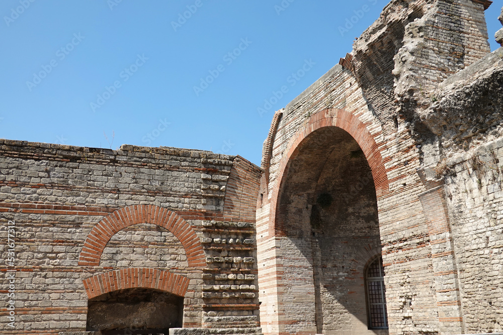 Vestiges, des murs des Bains Romains publics à Arles