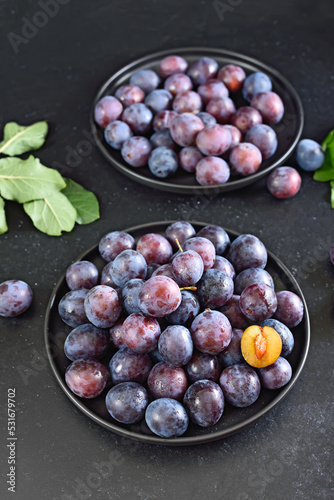 Obraz na płótnie Fresh plums on plate
