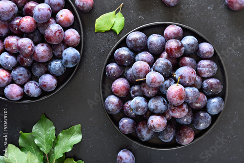 Obraz na płótnie Fresh plums on plate
